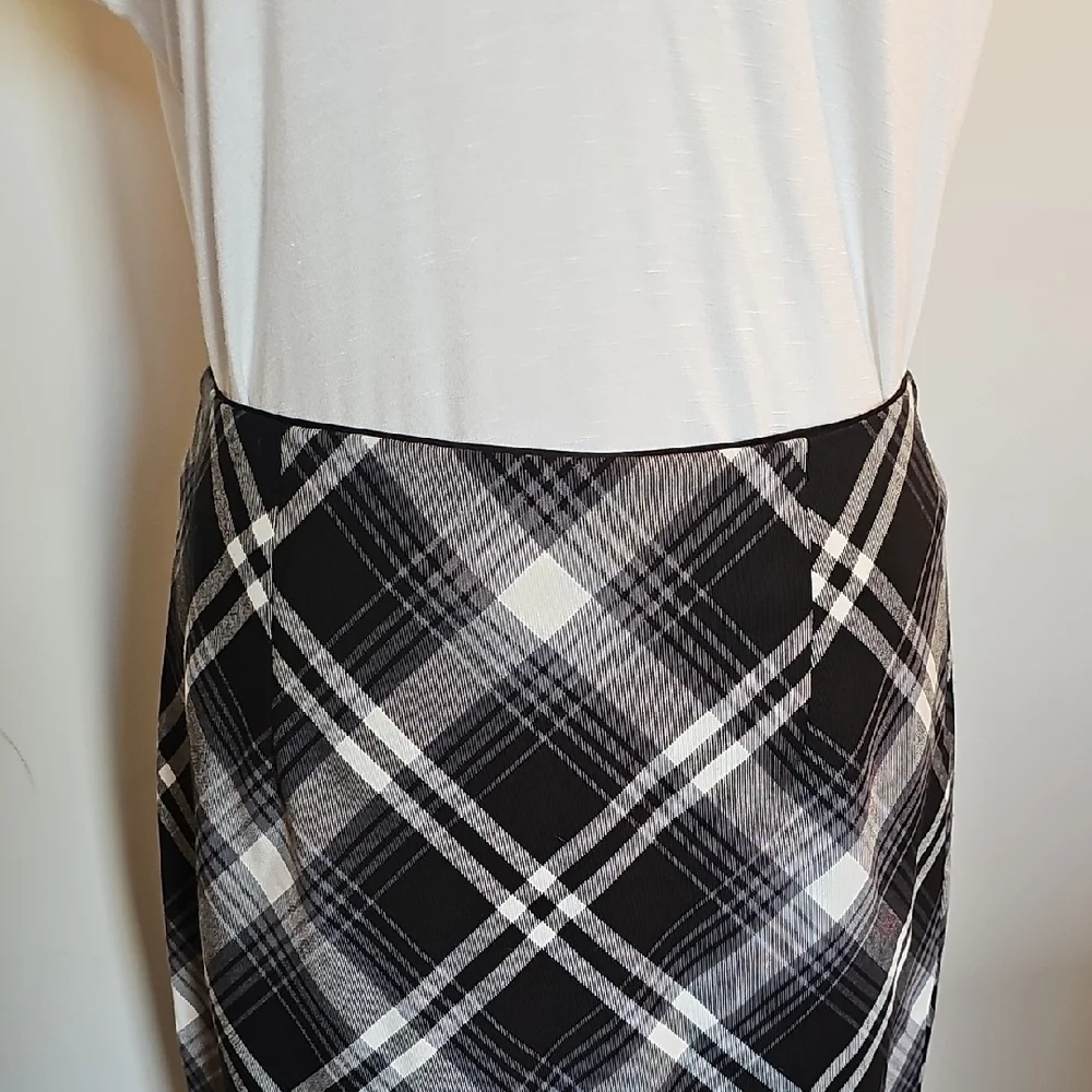 White House Black Market Black and White Plaid Pencil Skirt